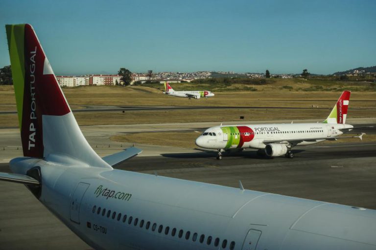 DRONE CAI NA PISTA APÓS SER AVISTADO A SOBREVOAR AEROPORTO DE LISBOA