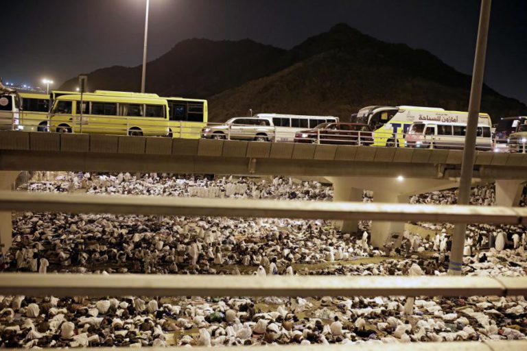 ENCERRAMENTO DE FRONTEIRA IMPEDE CIDADÃOS DO QATAR DE IREM A MECA