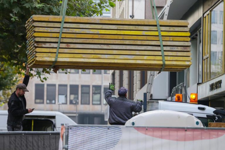 2,8 MILHÕES DE EUROPEUS ENCONTRARAM EMPREGO NO 1.º TRIMESTRE MAS 2,6 PERDERAM-NO