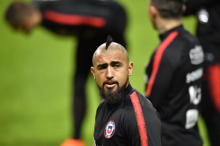 FC BARCELONA ANUNCIA CONTRATAÇÃO DO MÉDIO CHILENO ARTURO VIDAL