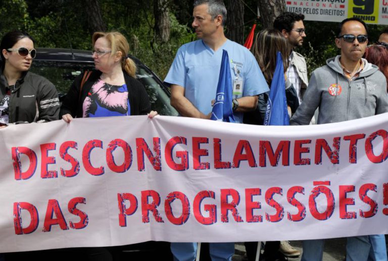 CONCENTRAÇÃO DE ENFERMEIROS COINCIDE COM GREVE COM ADESÃO DE 90%