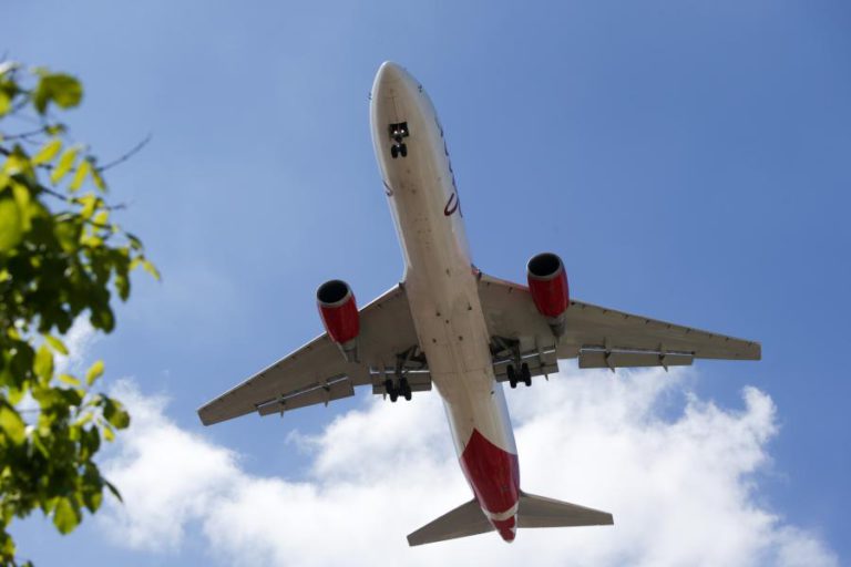 AVIÃO PERDEU DOIS PNEUS NA DESCOLAGEM E TENTA ATERRAGEM DE EMERGÊNCIA NOS EUA