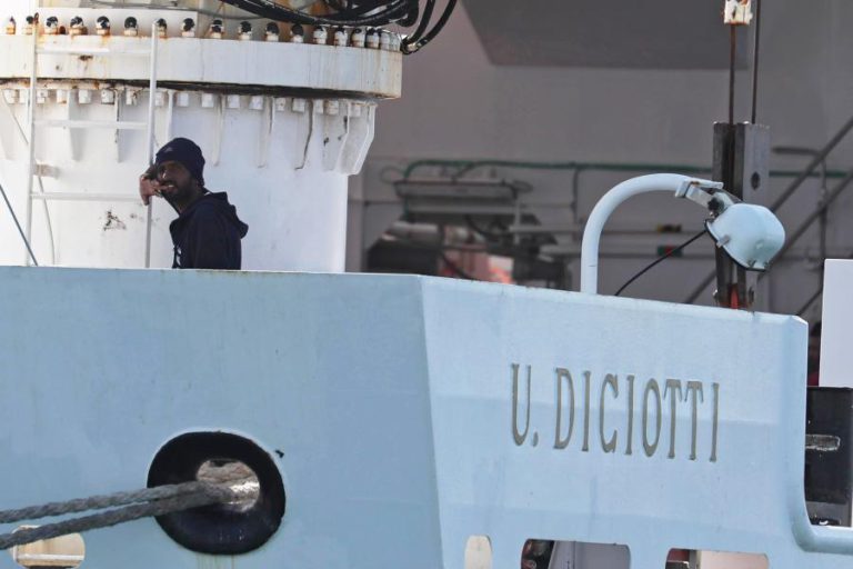 GOVERNO ITALIANO PROCURA SOLUÇÃO PARA OS 177 MIGRANTES NO NAVIO “DICIOTTI”