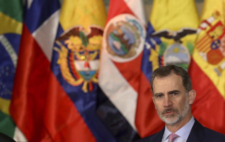 PRESENÇA DE FELIPE VI NA HOMENAGEM A VÍTIMAS DE ATENTADOS DE 2017 PROVOCA POLÉMICA