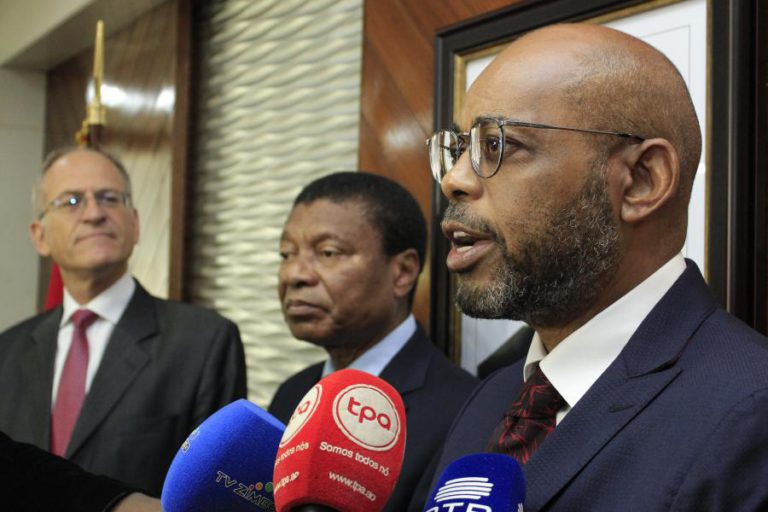 ANGOLA PRETENDE NEGOCIAR COM FMI FINANCIAMENTO DE 4.500 MILHÕES DE DÓLARES