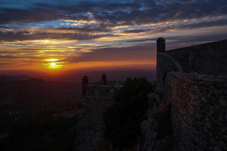 FOGO NAS ENCOSTAS DO CASTELO DE MARVÃO COM ACESSOS DIFÍCEIS