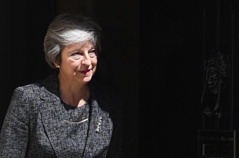 BREXIT: THERESA MAY PROCURA APOIO DE MACRON PARA O SEU PLANO DE SAÍDA DA UE