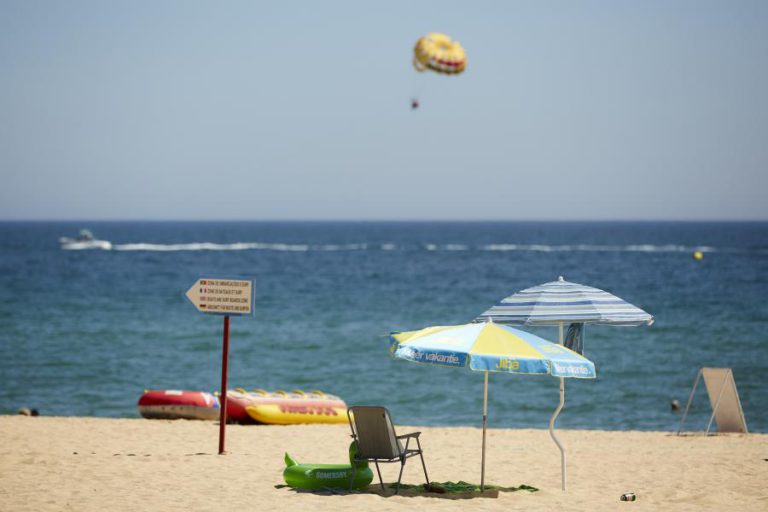 PRAIA DE MATOSINHOS COM BANDEIRA AZUL ARRIADA E BANHOS DE MAR DESACONSELHADOS