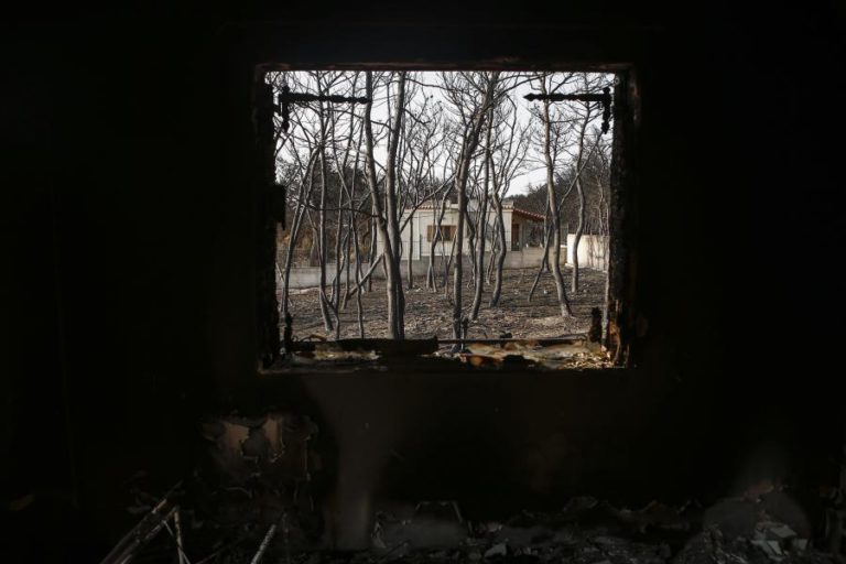 NOVO BALANÇO INDICA 88 MORTOS, 40 HOSPITALIZADOS E UM DESAPARECIDO NOS INCÊNDIOS DA GRÉCIA