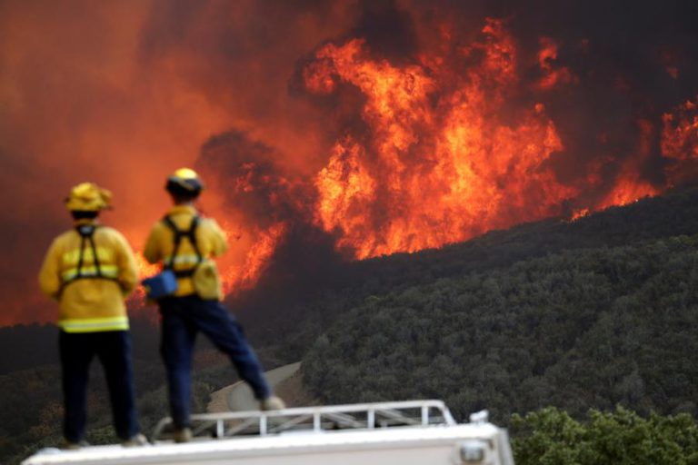 MASSIVO INCÊNDIO NO NORTE DA CALIFÓRNIA JÁ DESTRUIU MAIS DE MIL HABITAÇÕES