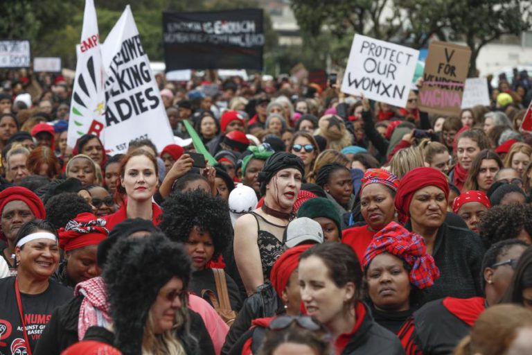 MILHARES DE MULHERES MANIFESTAM-SE CONTRA A VIOLÊNCIA DE GÉNERO NA ÁFRICA DO SUL