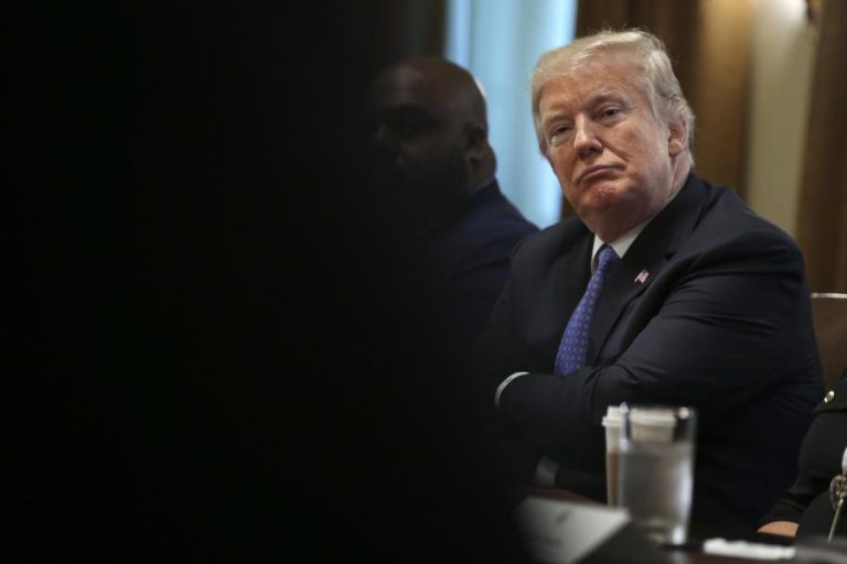 EX-ASSISTENTE DE TRUMP ASSEGURA QUE O DECLÍNIO MENTAL DESTE NÃO PODE SER NEGADO