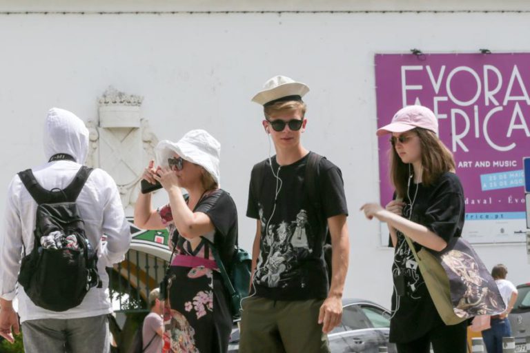 HABITANTES E TURISTAS NÃO SE DÃO COMO”DERROTADOS” PELO CALOR EM ÉVORA