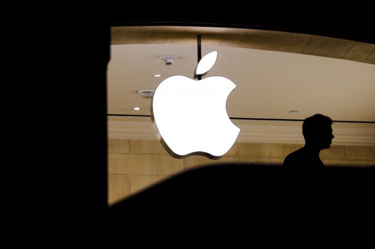 APPLE TORNOU-SE HOJE A PRIMEIRA EMPRESA A VALER UM BILIÃO DE DÓLARES