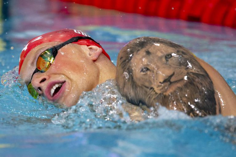 NOVOS RECORDES DO MUNDO DE NATAÇÃO NOS 100 BRUÇOS E 50 COSTAS