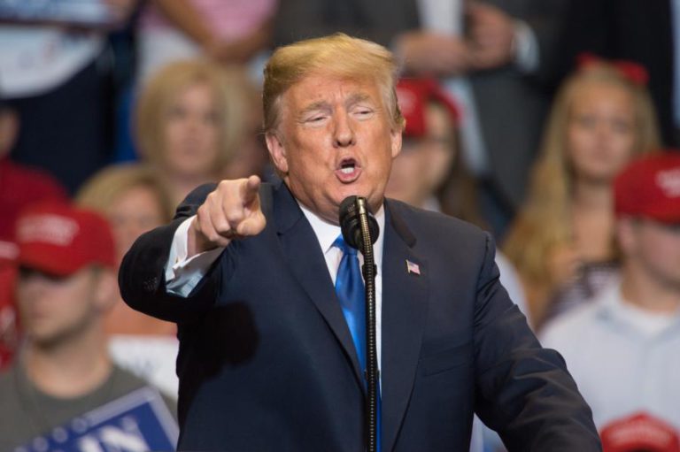TRUMP AVISA PAÍSES QUE NEGOCIAR COM IRÃO É ARRISCAR COMÉRCIO COM EUA