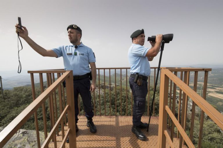 GNR APOSTA NA PREVENÇÃO AOS INCÊNDIOS, VIGIA SERRAS E FLORESTAS E ACONSELHA POPULAÇÕES