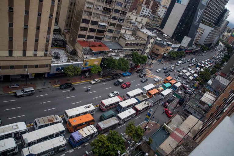 TRANSPORTES PARALISARAM CARACAS EM PROTESTO CONTRA REGISTO PARA ACESSO A GASOLINA