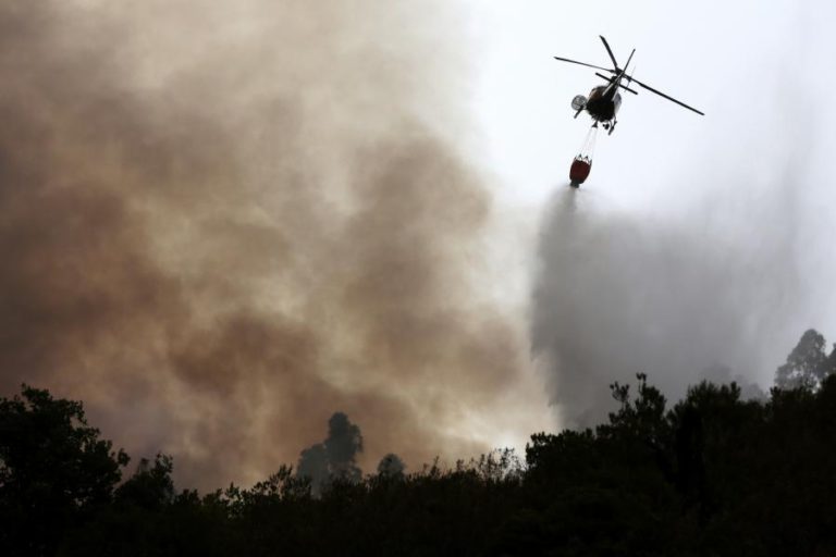 MAIS DE 1.300 BOMBEIROS COMBATIAM 24 INCÊNDIOS PELAS 13:00