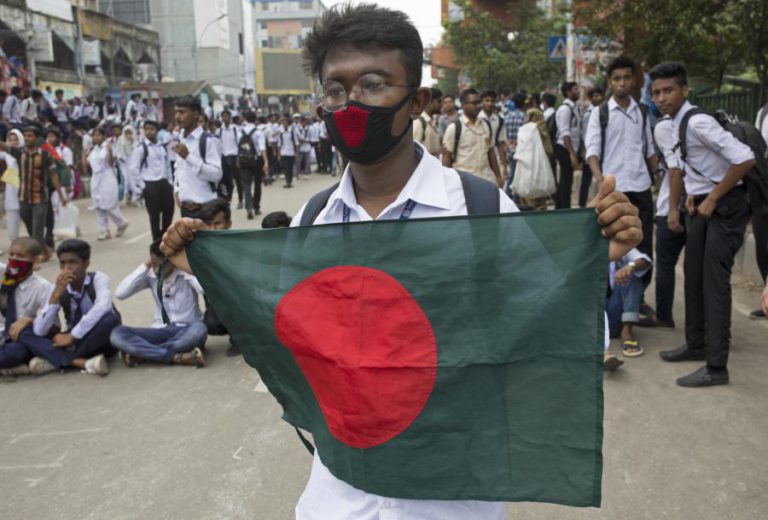 VÁRIOS FERIDOS PELA RESPOSTA DA POLÍCIA A PROTESTOS NO BANGLADESH