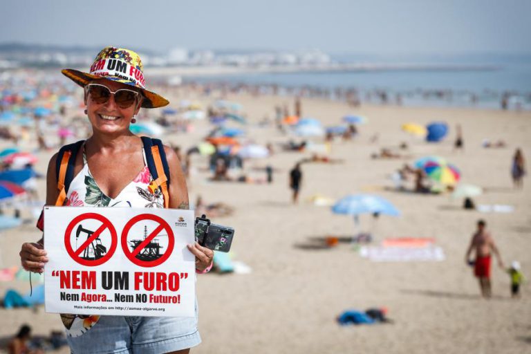 CERCA DE 800 PESSOAS DISSERAM HOJE EM ALMADA “NÃO AO FURO” EM PORTUGAL