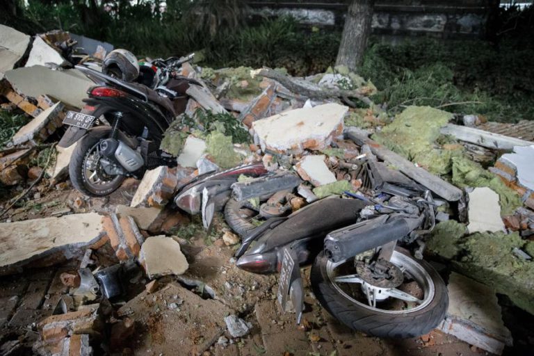 NOVO BALANÇO INDICA 82 MORTOS E CENTENAS DE FERIDOS NO SISMO QUE HOJE ATINGIU ILHA INDONÉSIA DE LOMBOK