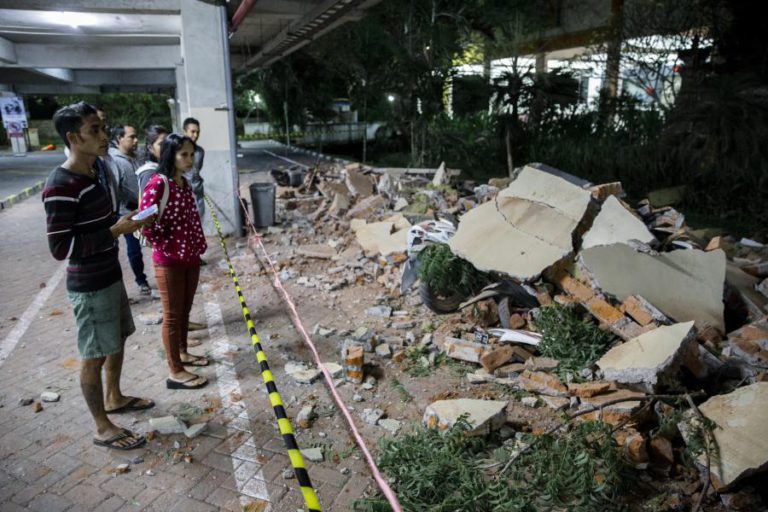 PELO MENOS 19 MORTOS E DEZENAS DE FERIDOS EM SISMO EM ILHA NA INDONÉSIA