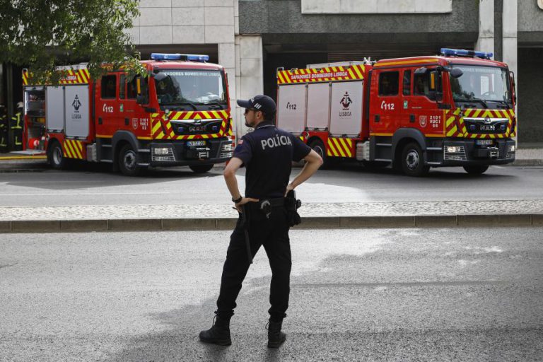 NÚMERO DE FERIDOS NO INCÊNDIO EM ARMAZÉM NA ZONA LISBOETA DA ESTRELA SOBE PARA CINCO