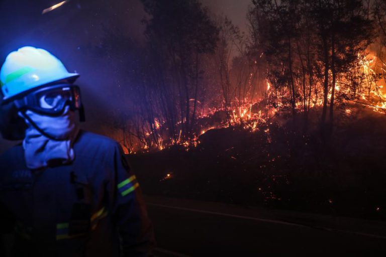 COMBATE ÀS CHAMAS EM MONCHIQUE CONTINUA A SER REFORÇADO COM OPERACIONAIS E VIATURAS