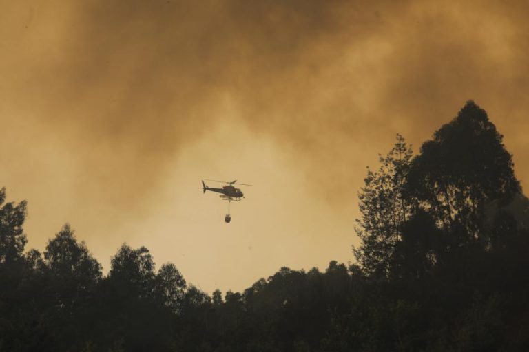 PROTEÇÃO CIVIL CONFIRMA QUE HELICÓPTEROS NÃO USAM RETARDANTES