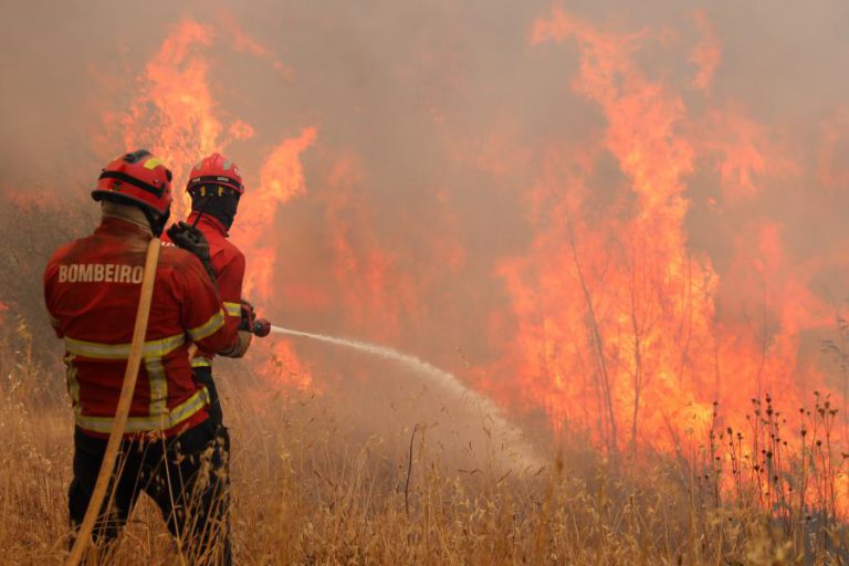 GOVERNO DECRETA DISPENSA DE TRABALHADORES QUE SEJAM BOMBEIROS NOS DISTRITOS EM ALERTA