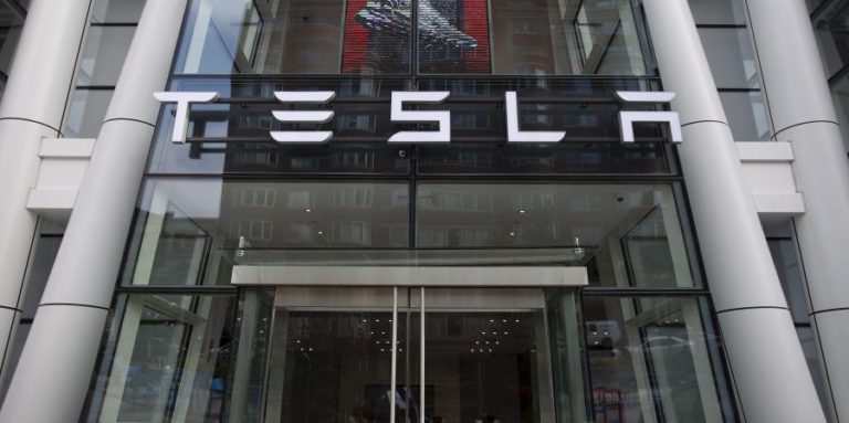 ELON MUSK ASSEGURA QUE TESLA VAI PERMANECER EM BOLSA