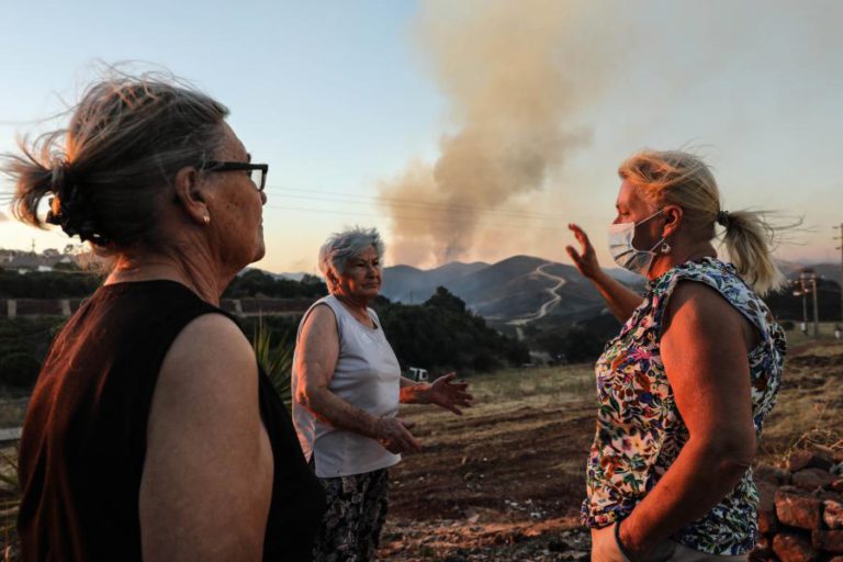 MAIS DE 1.300 BOMBEIROS E DOIS MEIOS AÉREOS NO COMBATE AO FOGO EM MONCHIQUE