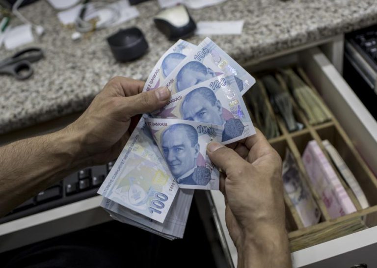 ERDOGAN APELA À POPULAÇÃO PARA TROCAR DIVISAS ESTRANGEIRAS POR LIRAS TURCAS E DENUNCIA “GUERRA ECONÓMICA”