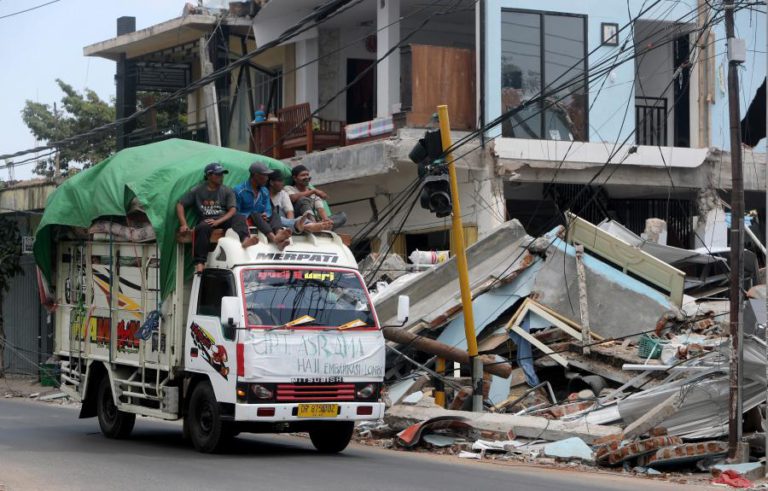 NÚMERO DE MORTOS DO SISMO NA ILHA INDONÉSIA DE LOMBOK AUMENTA PARA 387