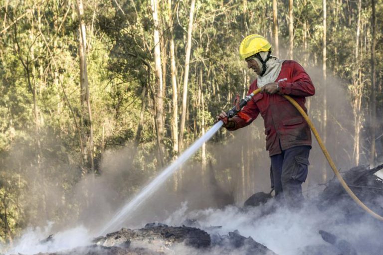 MAIS DE 70 HOMENS E TRÊS MEIOS AÉREOS COMBATEM FOGO NO DISTRITO DE BRAGA