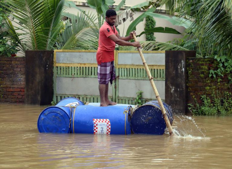 INUNDAÇÕES PROVOCAM 67 MORTOS E 50 MIL DESLOCADOS NO ESTADO INDIANO DE KERALA