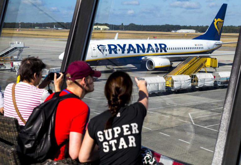 RYANAIR PEDE DESCULPAS A 200 CLIENTES POR CHEQUES DE INDEMNIZAÇÕES INVÁLIDOS