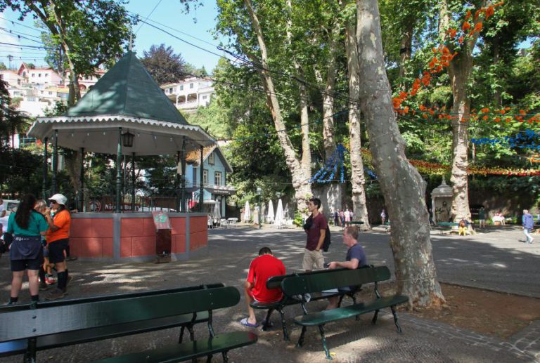 ARRAIAL COM RESTRIÇÕES DE FOGO E MÚSICA UM ANO APÓS A TRAGÉDIA DO MONTE NO FUNCHAL