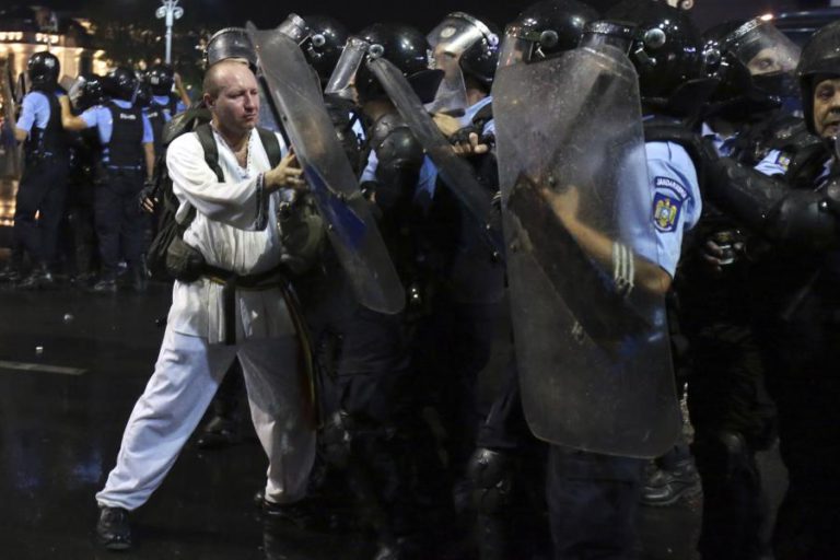 MAIS DE 450 PESSOAS FERIDAS EM MANIFESTAÇÃO CONTRA GOVERNO NA ROMÉNIA
