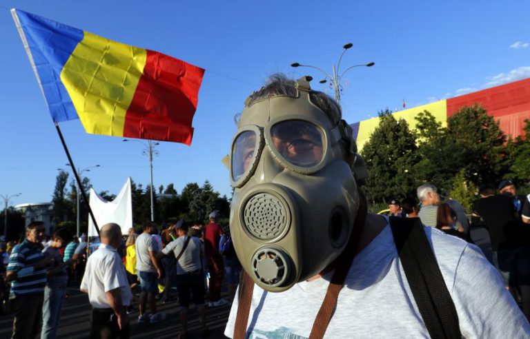 MILHARES DE ROMENOS CONDENAM EM BUCARESTE VIOLÊNCIA POLICIAL EM MANIFESTAÇÃO