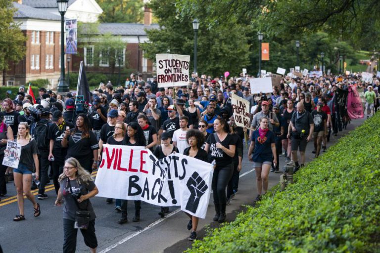 MAIS DE 600 ESTUDANTES MANIFESTARAM-SE CONTRA A SUPREMACIA BRANCA NOS EUA