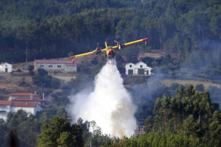 DEZOITO CONCELHOS DE CINCO DISTRITOS DO PAÍS COM MÁXIMO DE INCÊNDIO
