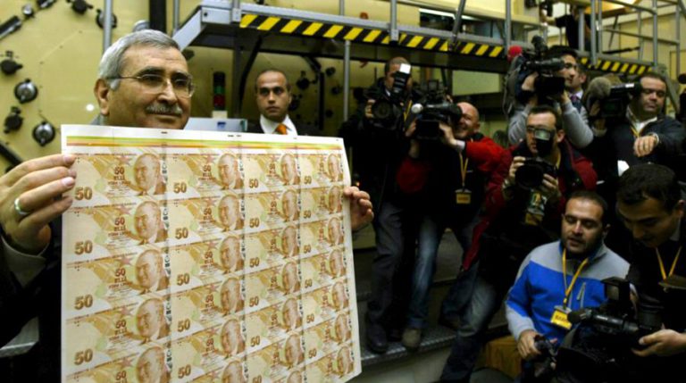 TURQUIA INJETA SEIS MIL MILHÕES DE DÓLARES PARA TRAVAR QUEDA DA MOEDA NACIONAL