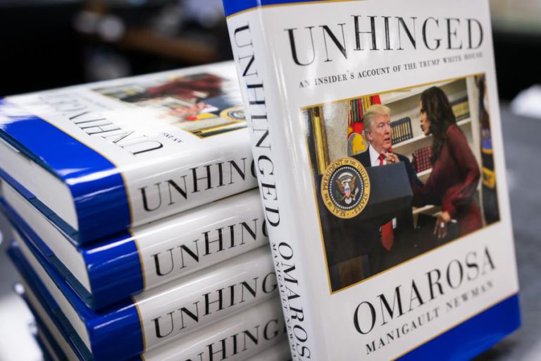 DONALD TRUMP ACUSA EX-ASSESSORA DE SER “UM CÃO!”