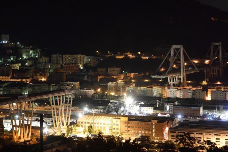 BALANÇO APONTA PARA 35 MORTES EM GÉNOVA E EQUIPAS TRABALHAM NOS ESCOMBROS DO VIADUTO