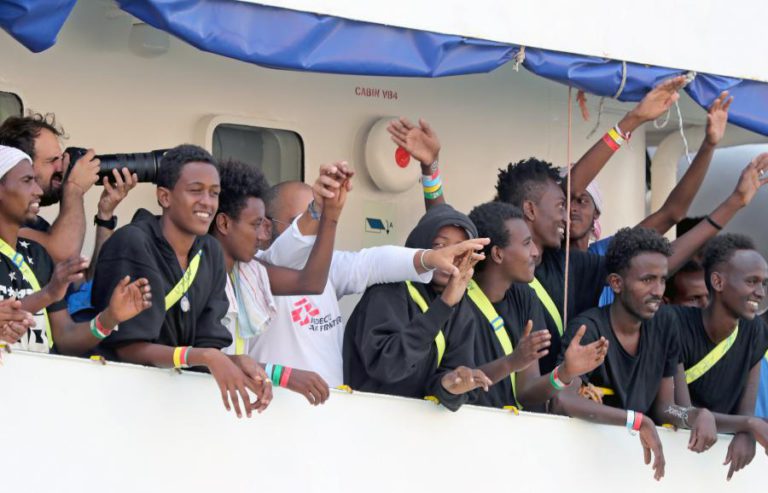 NAVIO HUMANITÁRIO AQUARIUS DEIXA MALTA, OUTRA EMBARCAÇÃO AGUARDA PORTO COM MAIS 177 MIGRANTES