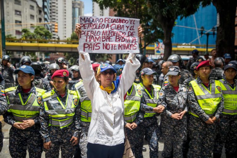 OPOSIÇÃO VENEZUELANA CONVOCA GREVE-GERAL CONTRA MEDIDAS ECONÓMICAS DE NICOLÁS MADURO