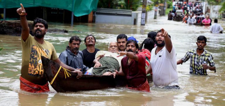 MAIS DE 400 MORTOS NAS INUNDAÇÕES EM KERALA, NO SUL DA ÍNDIA
