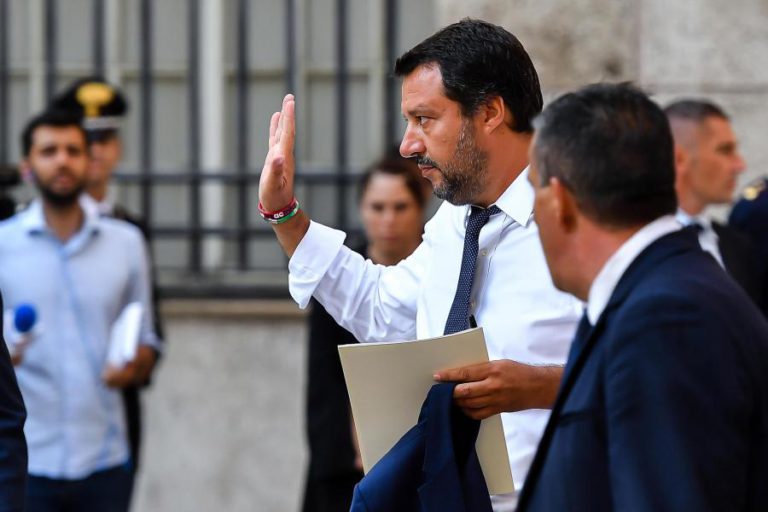 SALVINI ACUSA FRANÇA DE RECUSAR 48.000 IMIGRANTES NA FRONTEIRA ITALIANA